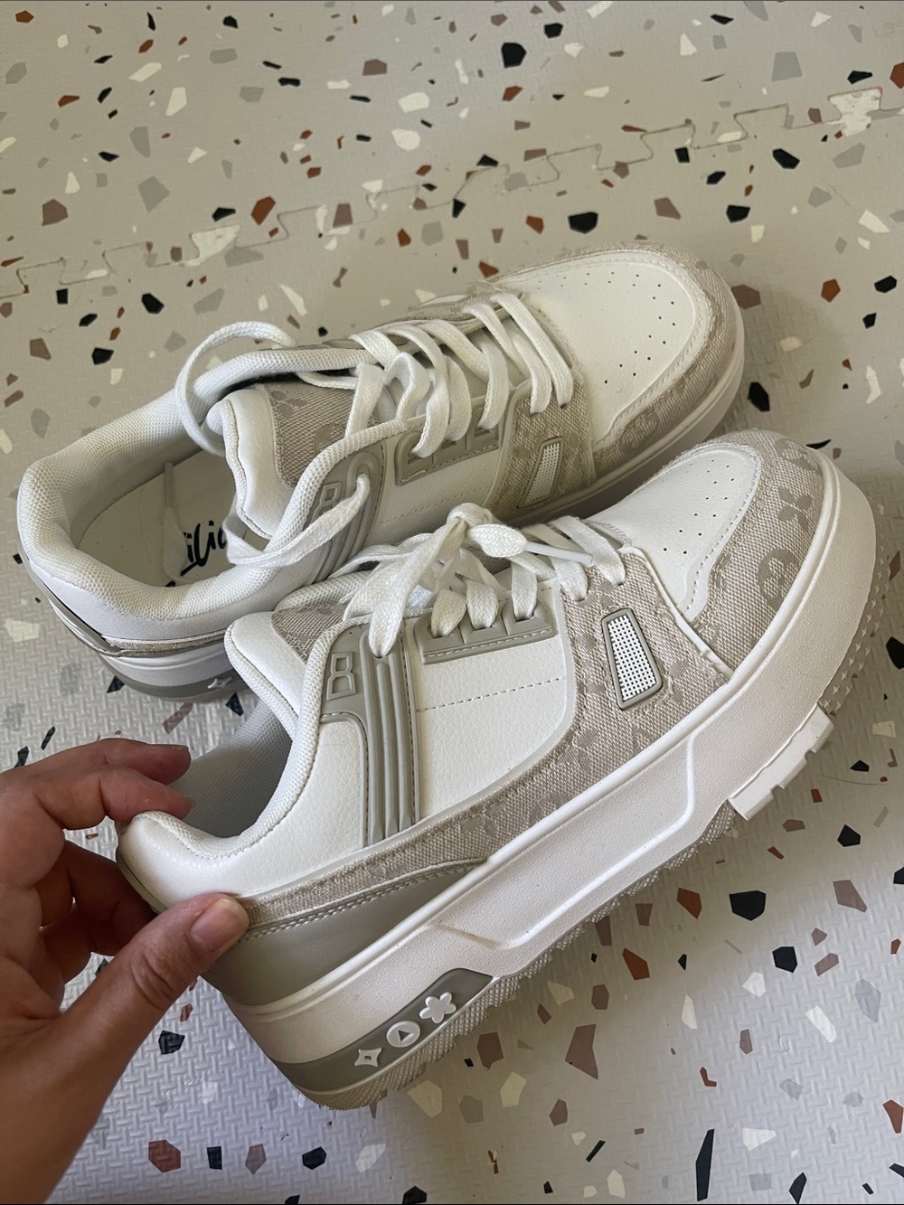 Women’s Low-Top Fashion Sneakers in White and Beige